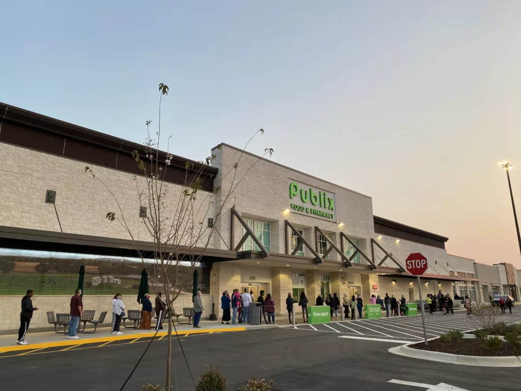 Clift Farm Publix grand opening morning w people in line